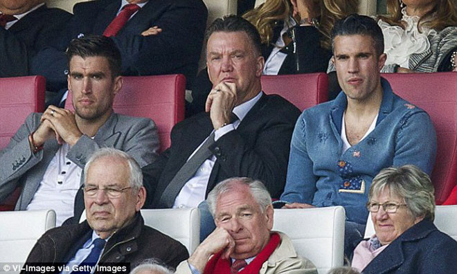 HLV Louis Van Gaal cho biết ông sẽ chỉ chèo lái M.U nếu CLB này bỏ tiền ra chiêu mộ tiền vệ Kevin Strootman từ AS Roma.