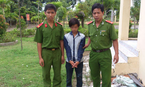 Đối tượng Hận (giữa) đang bị tạm giữ tại Công an huyện Châu Thành A.