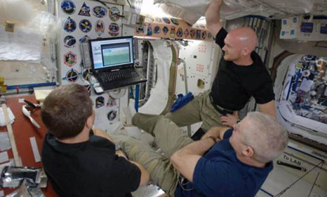 Các phi hành gia say mê các trận cầu ở World Cup