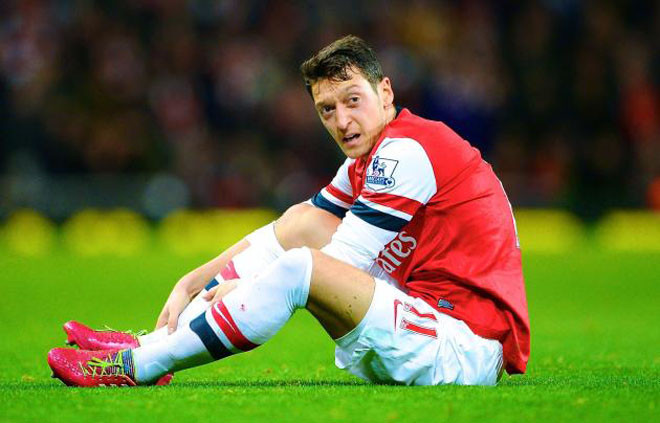 Mesut Ozil bị đẩy lên ghế dự bị.
