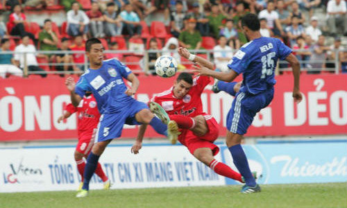 Ở trận chung kết cúp Quốc gia cách đây ít tháng, Hải Phòng (áo đỏ) đã đánh bại chính B.Bình Dương ngay tại sân Lạch Tray 
