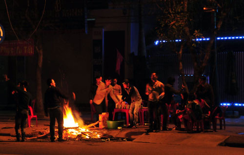 Người Hà Tĩnh đốt lửa trại đón giao thừa