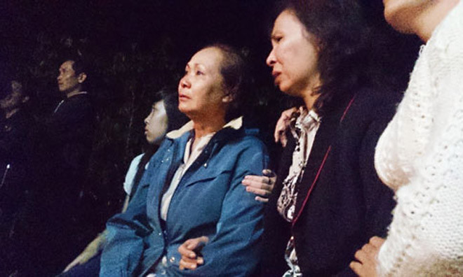 Nhiều người dân không cầm được nước mắt khi biết hung tin của gia đình Thành.