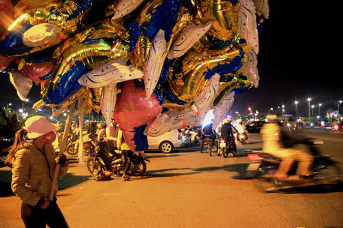 14.	Giữa phố thị tấp nập không ít mảnh đời trăn trở mong bán từng quả bóng bay.