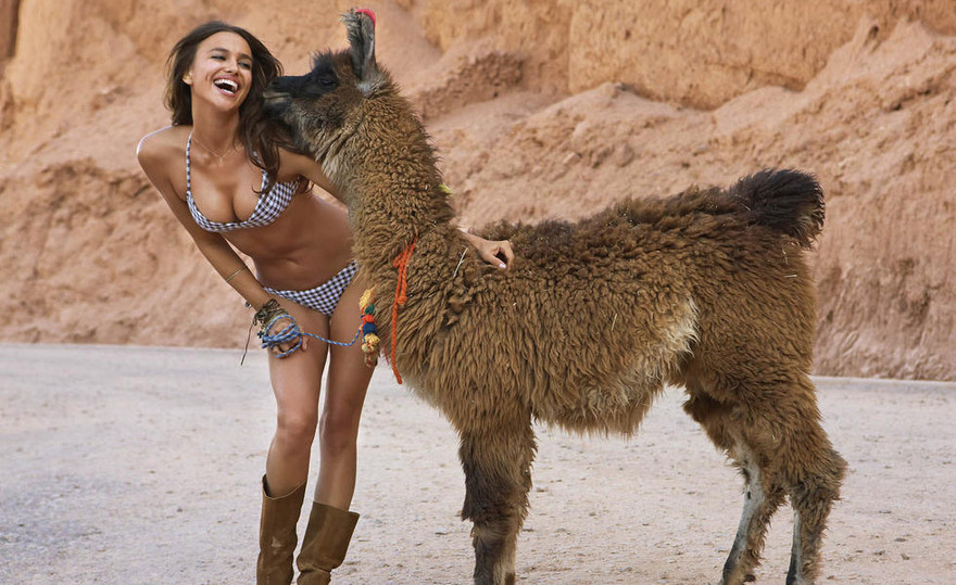 Bồ Ronaldo lả lơi khoe thân bên... chú la