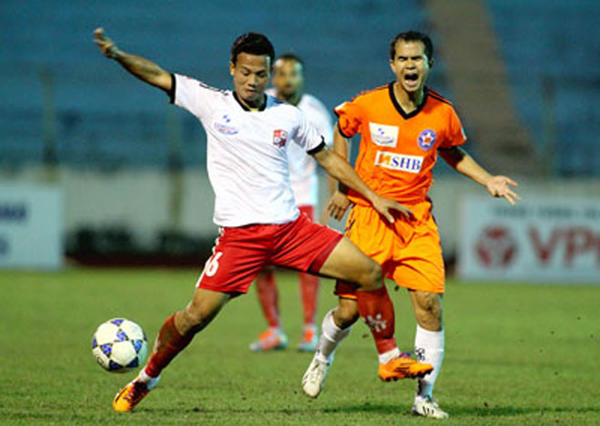 Tinh thần thi đấu ngoan cường đã giúp Đồng Nai (áo trắng) giành được 1 điểm quý giá trên sân của SHB Đà Nẵng. Ảnh: Phi Hải