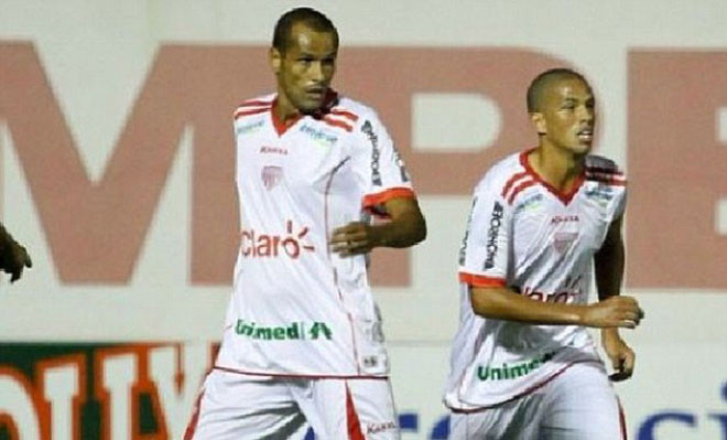 Rivaldo xuất hiện trên sân cùng cậu con trai Rivaldo Jr .