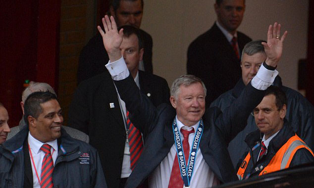 Patel (trái) đang đứng cạnh cựu HLV Alex Ferguson.