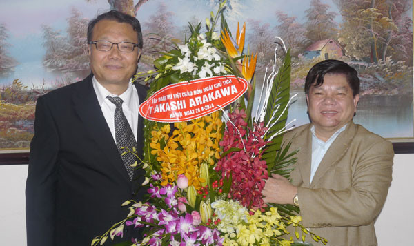 Ông Trần Văn Trí (phải) đón tiếp đối tác Nhật Bản tại Hà Nội ngày 28/8.