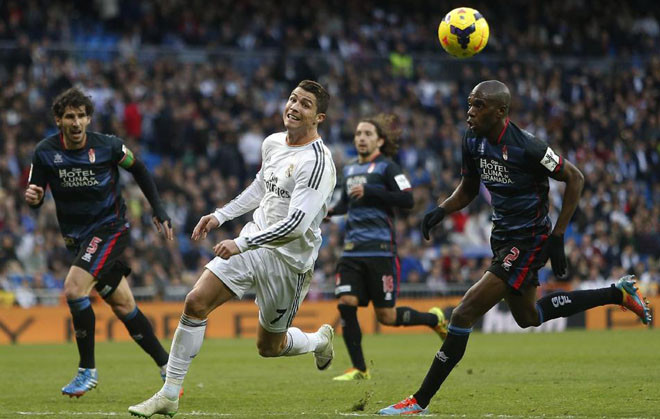 onaldo lập công và đưa Real Madrid lên ngôi đầu bảng