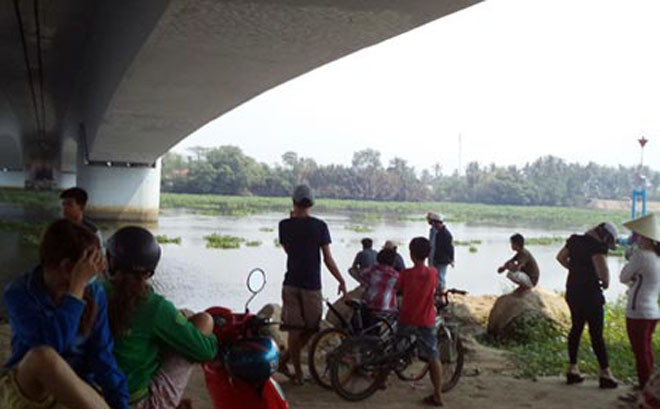 Hoảng hồn phát hiện thi thể phân hủy dưới chân cầu