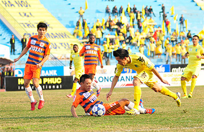 Hà Nội T&T (áo vàng) bị V.Ninh Bình quật ngã ngay tại Hàng Đẫy. Ảnh: Dân Trí