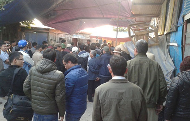 Người dân đến chia buồn với thân nhân vợ chồng chị Lý. 