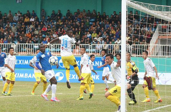 Pha bóng trong trận HAGL-Hà Nội T&T