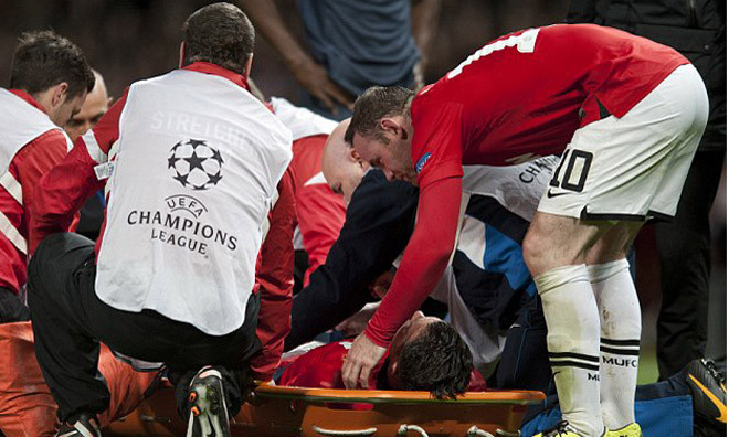 Van Persie dính chấn thương ở trận đấu sáng nay.