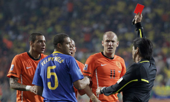 Yuichi Nishimura rút thẻ đỏ đối với Melo 4 năm trước.