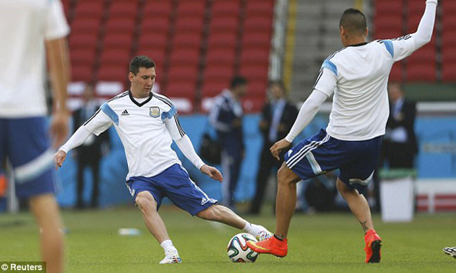 HLV Sabella thú nhận: Argentina đang thở bằng lỗ mũi Messi