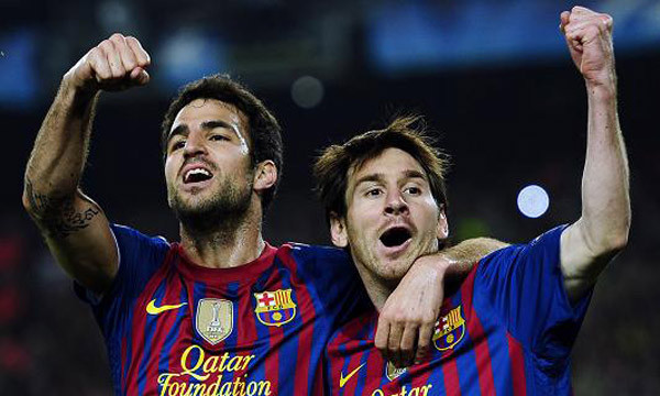 Messi đã hỏi Fabregas về Chelsea.