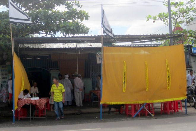 Gia đình chị L. đang tổ chức lễ mai táng.