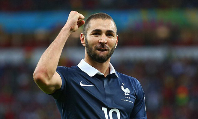 Benzema chói sáng.