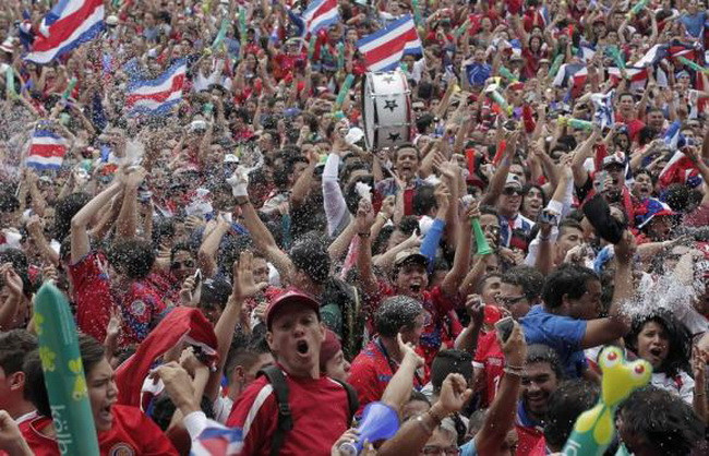 CĐV Costa Rica phát cuồng với chiến thắng lịch sử