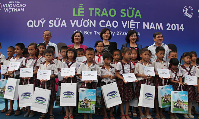 Bà Nguyễn Thị Kim Ngân - Ủy viên Bộ chính trị, Phó Chủ tịch quốc hội, Bà Phạm Thị Hải Chuyền – Uỷ viên BCH Trung ương Đảng, Bộ trưởng Bộ Lao động – Thương binh và Xã hội, đại diện lãnh đạo tỉnh Bến Tre và Bà Bùi Thị Hương – Giám Đốc Đối Ngoại Vinamilk tra