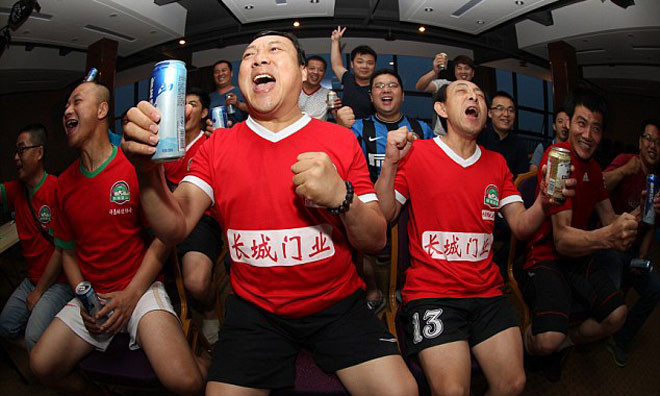 Sự chênh lệch về giờ giấc khiến người hâm mộ phải thay đổi sinh hoạt hàng ngày của mình để thỏa mãn niềm đam mê của mình. 