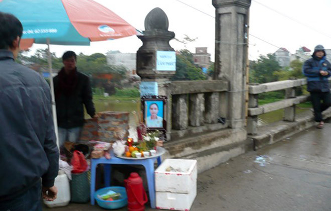 Gia đình lập bàn thờ nạn nhân tại nơi xảy ra sự việc.