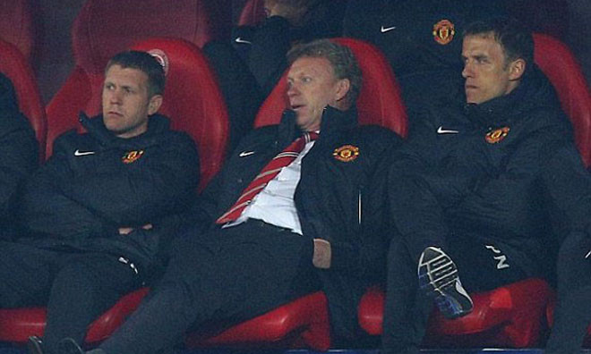 Hình ảnh bất lực của Moyes trên băng ghế huấn luyện ở trận đấu sáng nay.