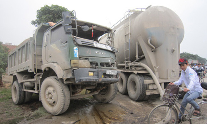 Hai ô tô đâm nhau, một nhà dân bị sập