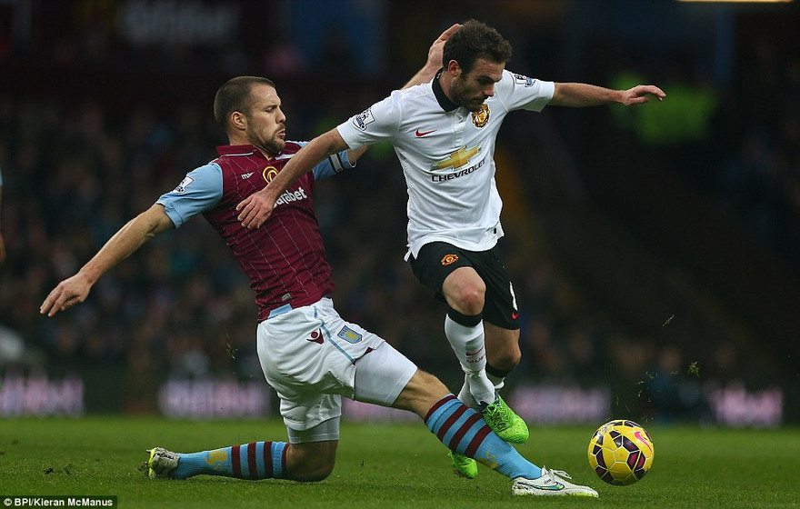 M.U (áo trắng) bị Aston Villa chia điểm dù được chơi hơn người trong nửa cuối hiệp 2.