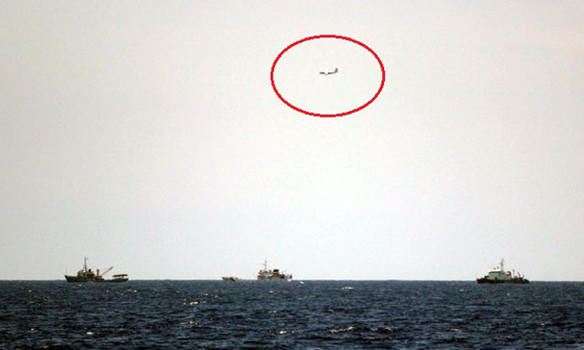 Máy bay Trung Quốc bay trên các tàu chấp pháp Việt Nam - Ảnh: Tuổi Trẻ.