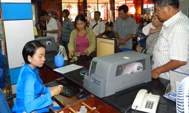 Hành khách mua vé tàu tại ga Sài Gòn