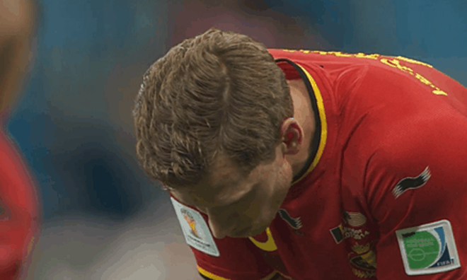 Vertonghen bị nôn thốc nôn tháo trên sân.