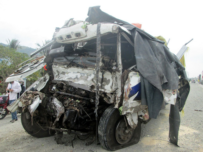 Ô tô đâm nhau toác đầu, QL1A tắc nghẽn kinh hoàng