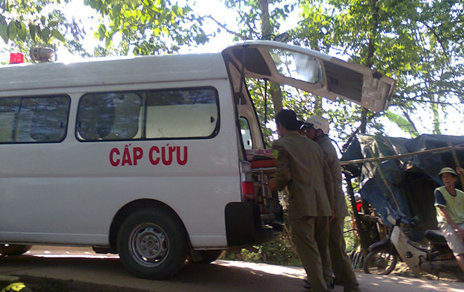 Chuyển thi thể nạn nhân ra khỏi phòng trọ.