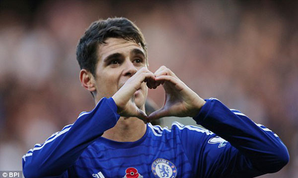 Oscar ăn mừng bàn mỏ tỷ số.