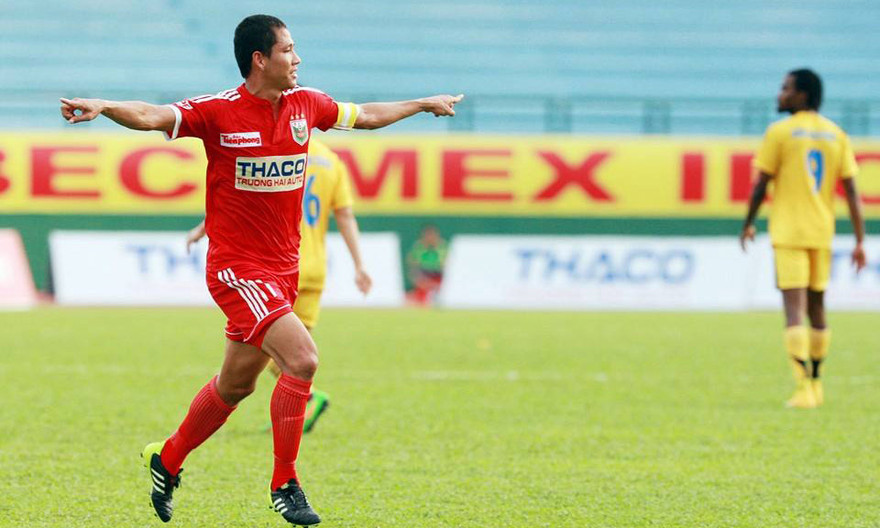 Thủ quân Anh Đức đoạt giải Cầu thủ xuất sắc nhất trận Siêu Cup. Ảnh: Như Ý.