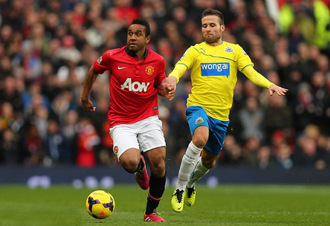 Anderson (áo đỏ) đã chính thức rời M.U