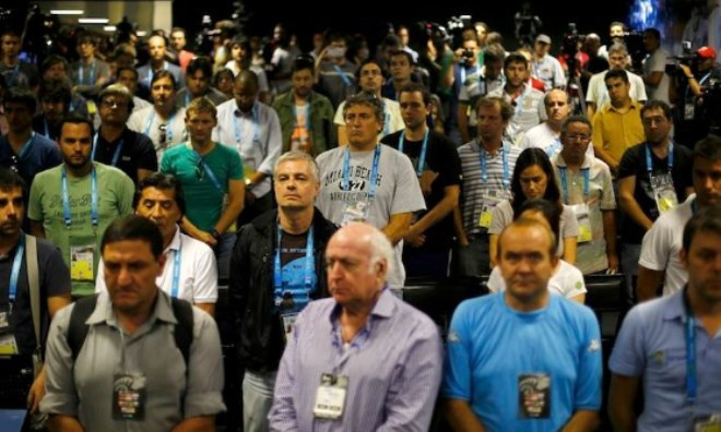 Các phóng viên có mặt ở buổi họp báo dành một phút tưởng niệm đến phóng viên Fernandez 