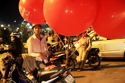 Cận cảnh những mảnh đời mưu sinh đêm 30 Tết