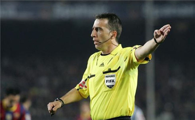 Trọng tài Borbalan tố HLV Martino đã có lời lẽ khiếm nhã với mình.