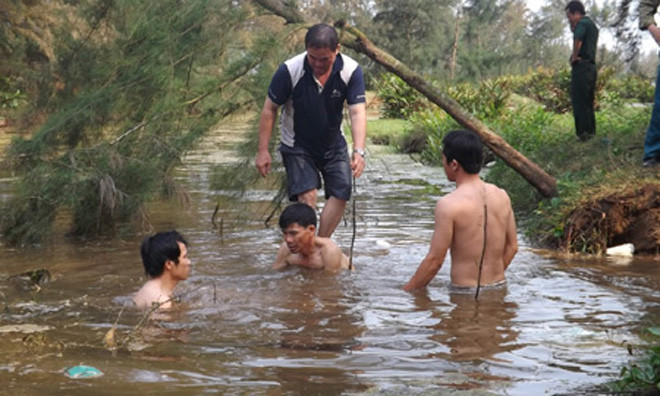 Ban chỉ huy quân sự huyện Quỳnh Lưu cùng các đơn vị phối hợp đưa quả bom lên bờ