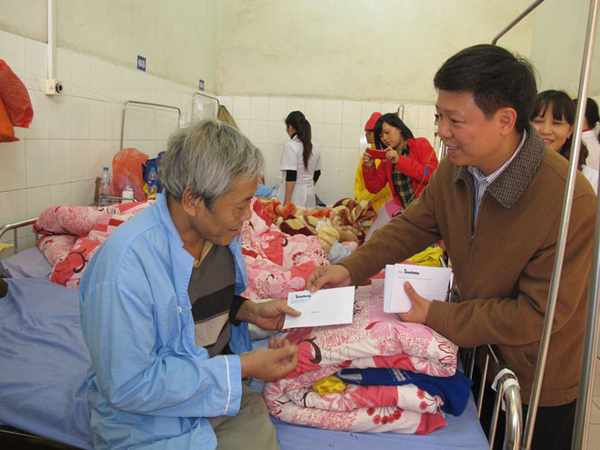 Trao tặng quà cho các bệnh nhân khó khăn. Ảnh: Hồ Thu