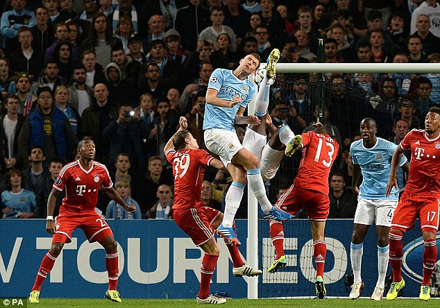 Cả Bayern lẫn Man City đều than khó khi rơi vào bảng E.