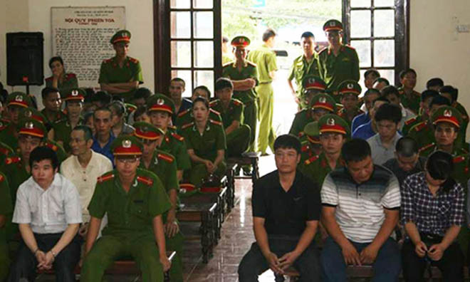 26 bị cáo tại phiên xử. 