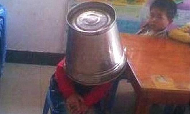 Một em bé phải chịu hình phạt quái dị do các cô giáo nghĩ ra.