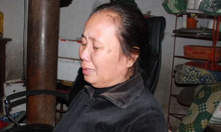 Bà Hoàng Thị Bình xúc động khi nghe tin con, cháu được giải cứu khỏi hầm sâu thủy điện