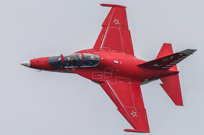 Xem máy bay Yak-130 bạt gió trên bầu trời Singapore