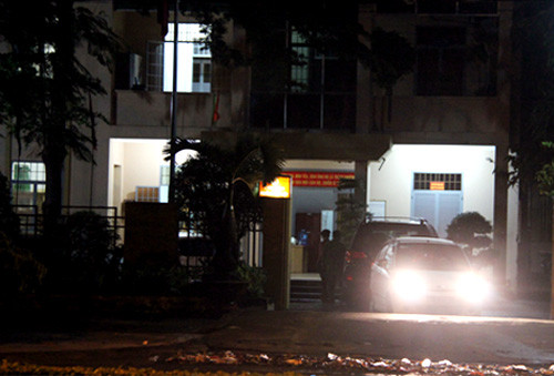 Cảnh sát đưa các nghi can ra xe về trại giam lúc hơn 12h đêm qua. Ảnh: Vnexpress